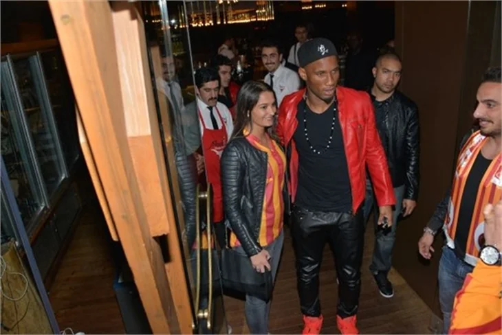 Drogba'nın esmer güzellerle zafer turu!