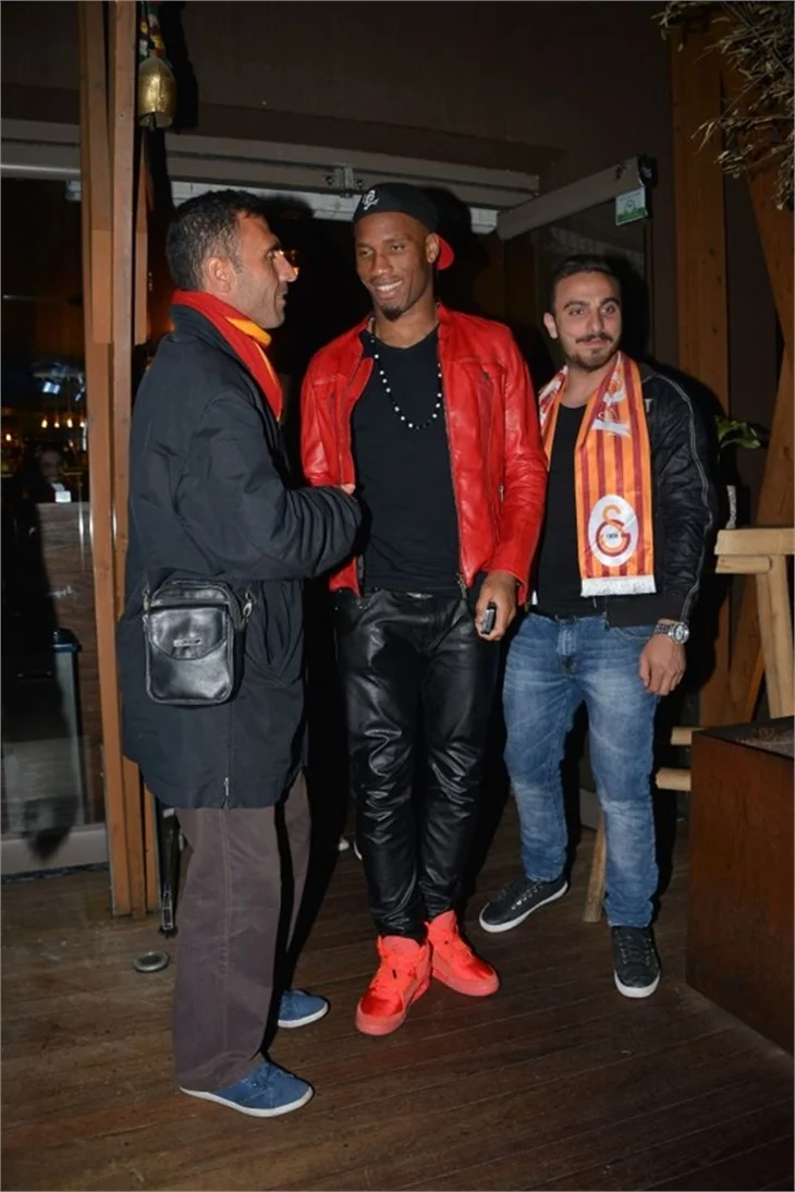 Drogba'nın esmer güzellerle zafer turu!