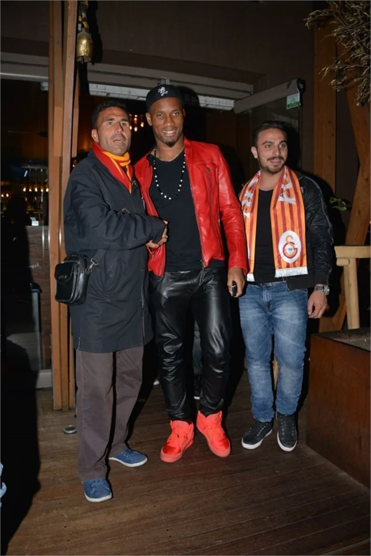 Drogba'nın esmer güzellerle zafer turu!
