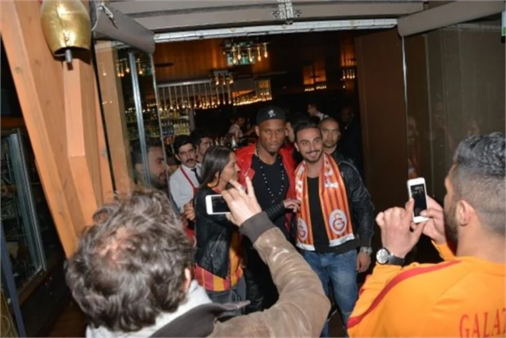 Drogba'nın esmer güzellerle zafer turu!