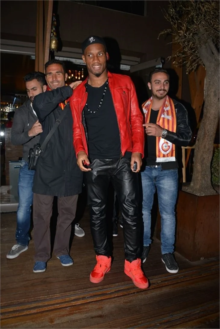 Drogba'nın esmer güzellerle zafer turu!