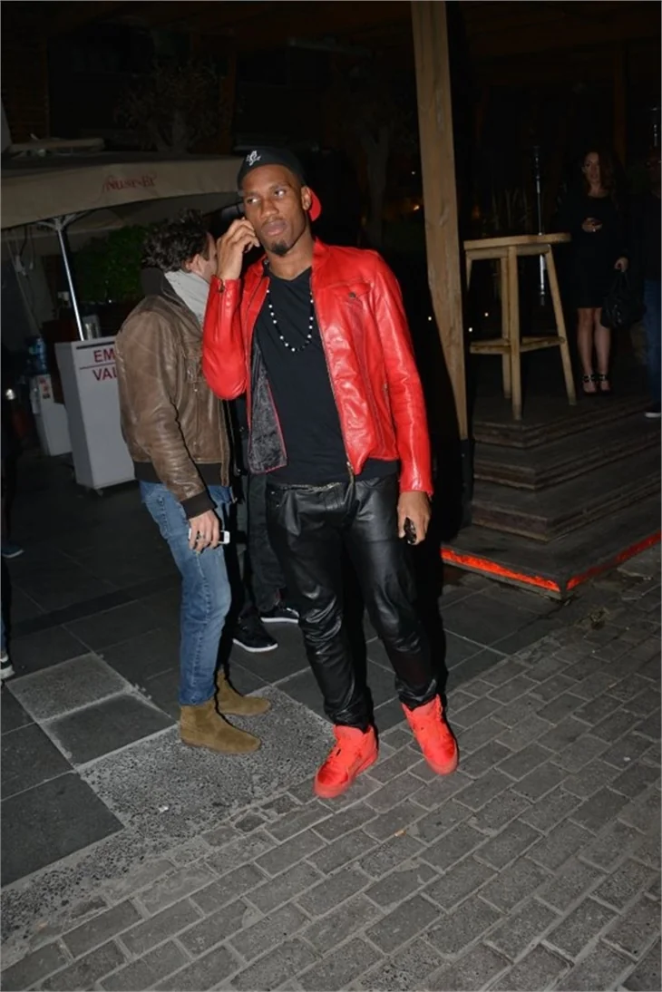 Drogba'nın esmer güzellerle zafer turu!