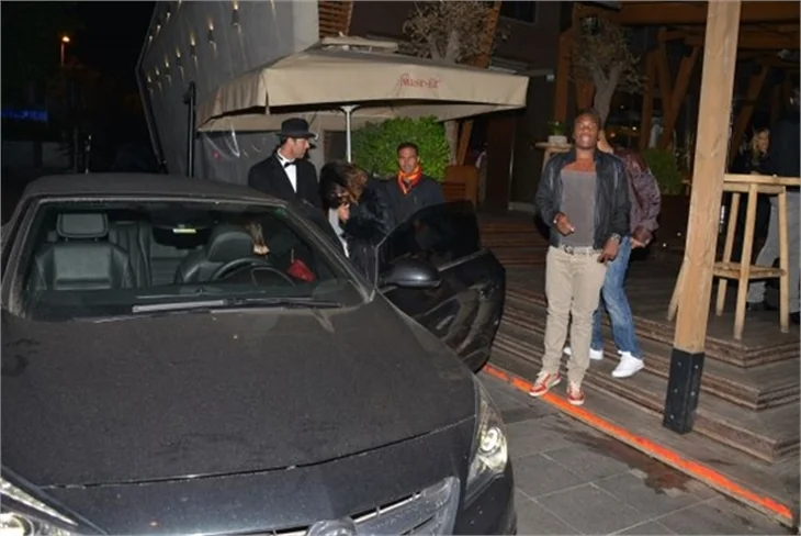 Drogba'nın esmer güzellerle zafer turu!