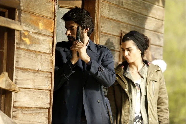 Tuba Büyüküstün ile Engin Akyürek'e övgü!