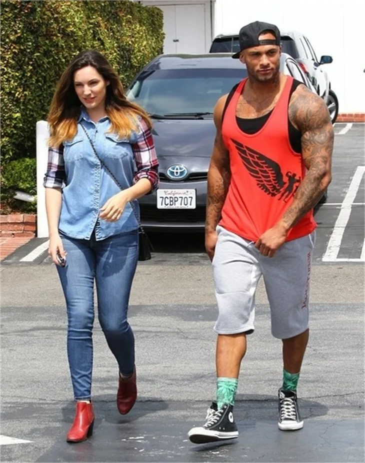 Kelly Brook'un keyfi yerinde!