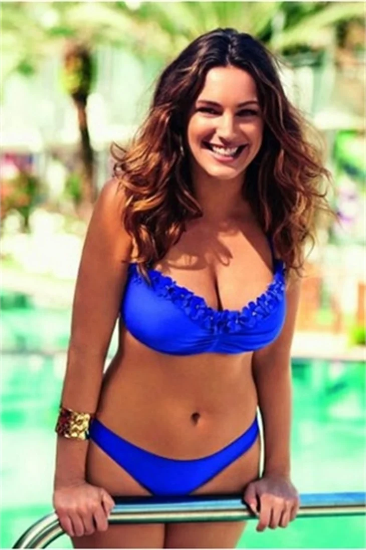 Kelly Brook'dan bikini şov!