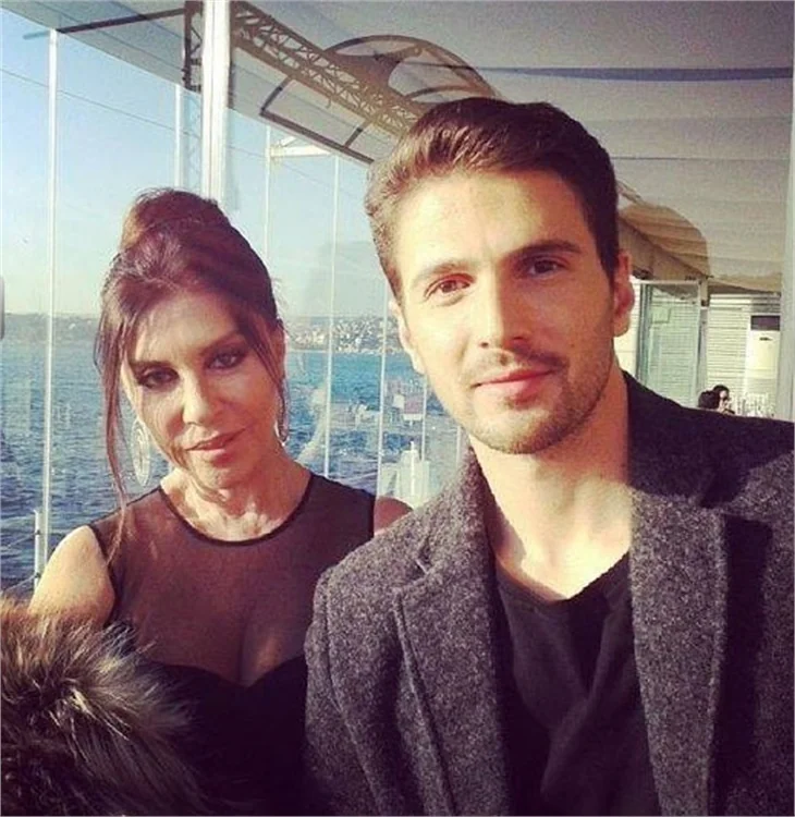 Kara Para Aşk’tan selfie pozu