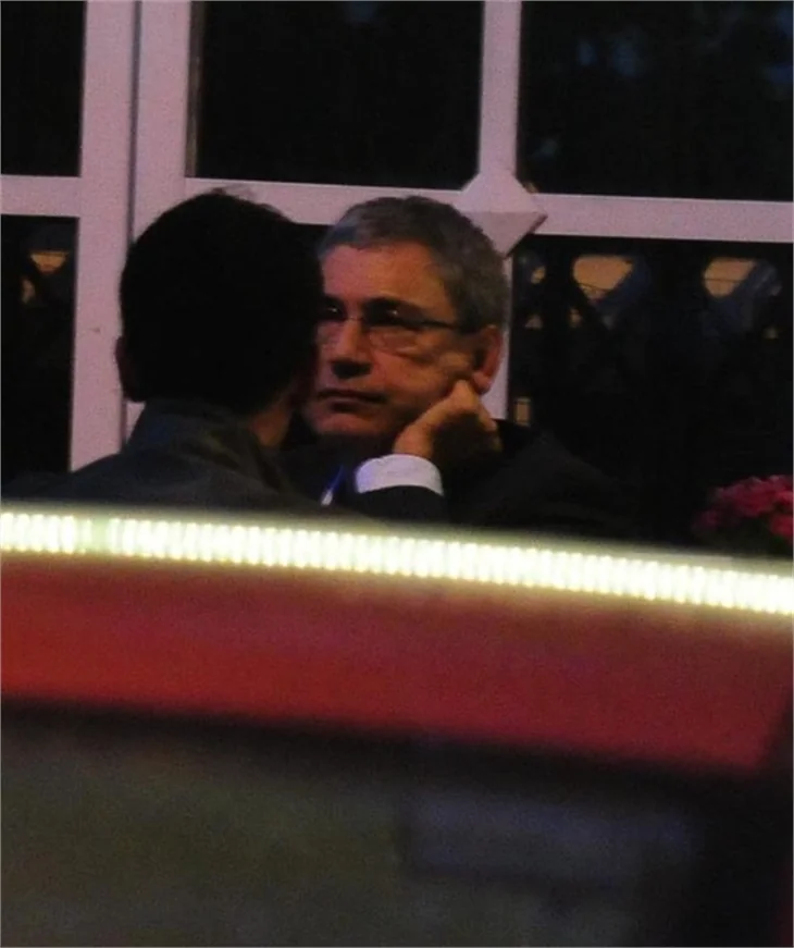 Orhan Pamuk'un masa altı taktiği!