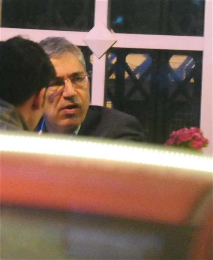 Orhan Pamuk'un masa altı taktiği!