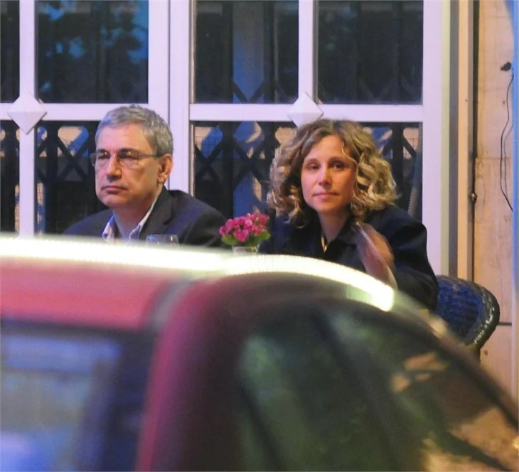 Orhan Pamuk'un masa altı taktiği!
