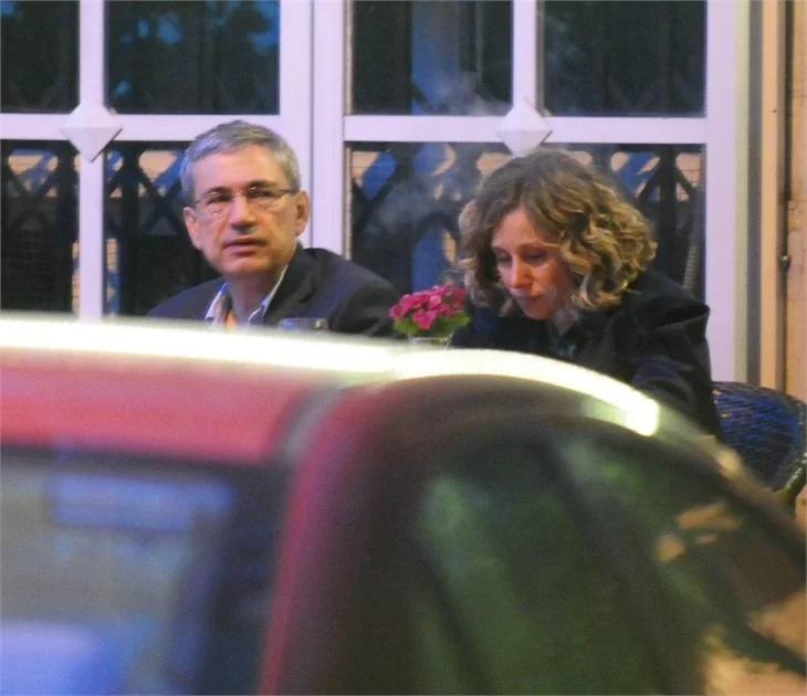 Orhan Pamuk'un masa altı taktiği!