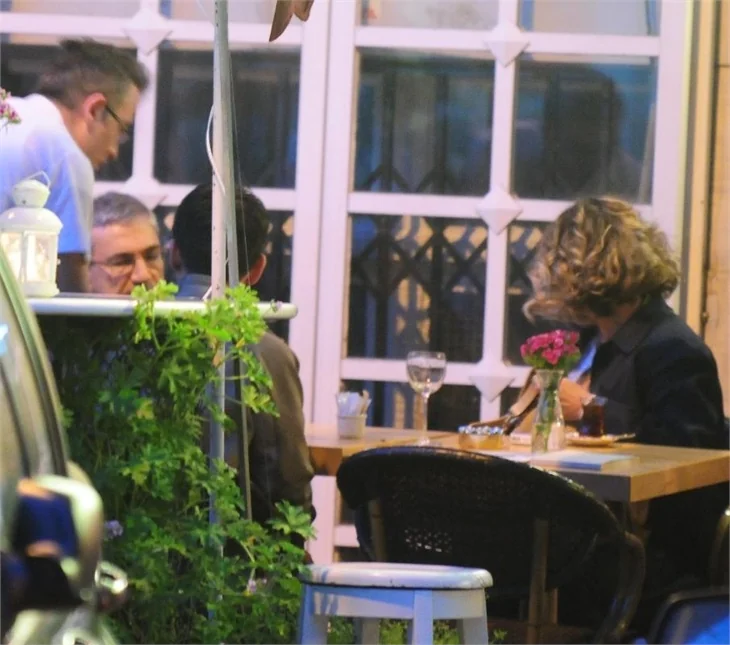 Orhan Pamuk'un masa altı taktiği!