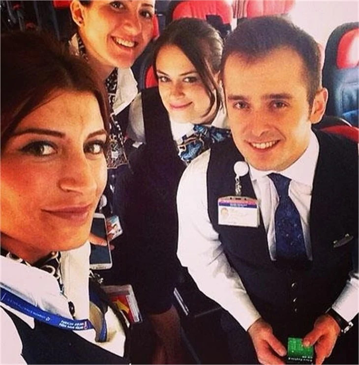 Hosteslerin selfie çılgınlığı!