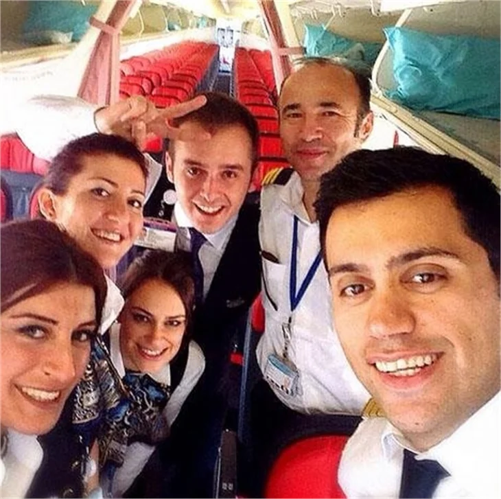 Hosteslerin selfie çılgınlığı!