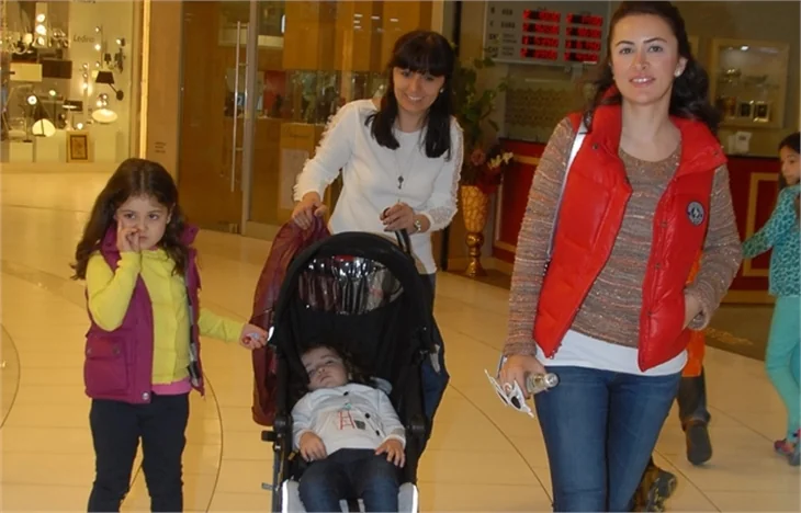 Fatoş Sarıgül kızlarıyla alışverişte!