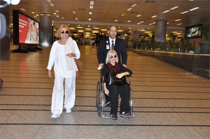 Ajda Pekkan, ABD'den tekerlekli sandalye ile döndü