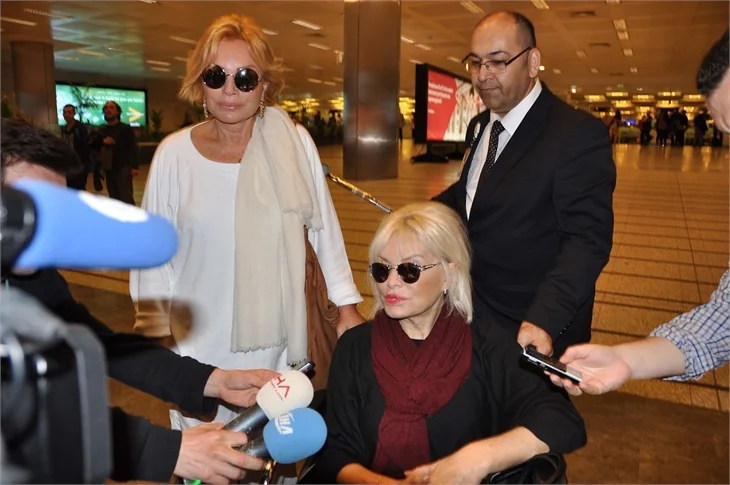 Ajda Pekkan, ABD'den tekerlekli sandalye ile döndü