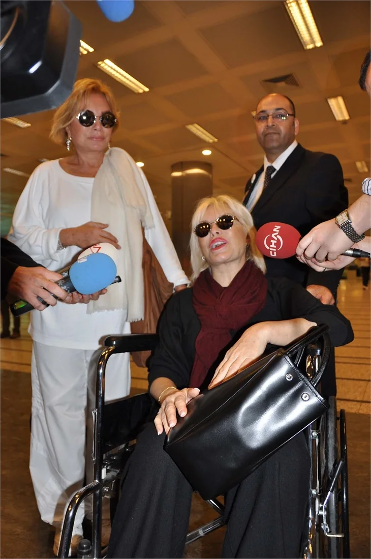 Ajda Pekkan, ABD'den tekerlekli sandalye ile döndü
