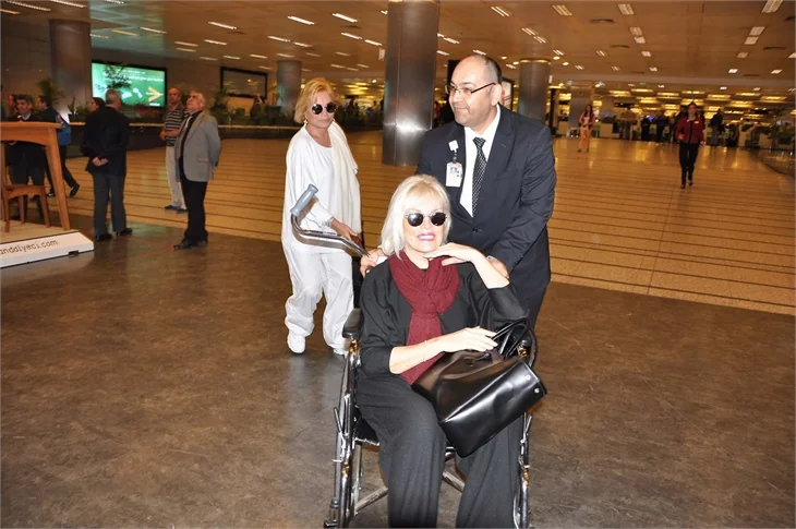 Ajda Pekkan, ABD'den tekerlekli sandalye ile döndü