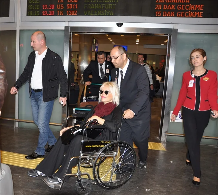 Ajda Pekkan, ABD'den tekerlekli sandalye ile döndü