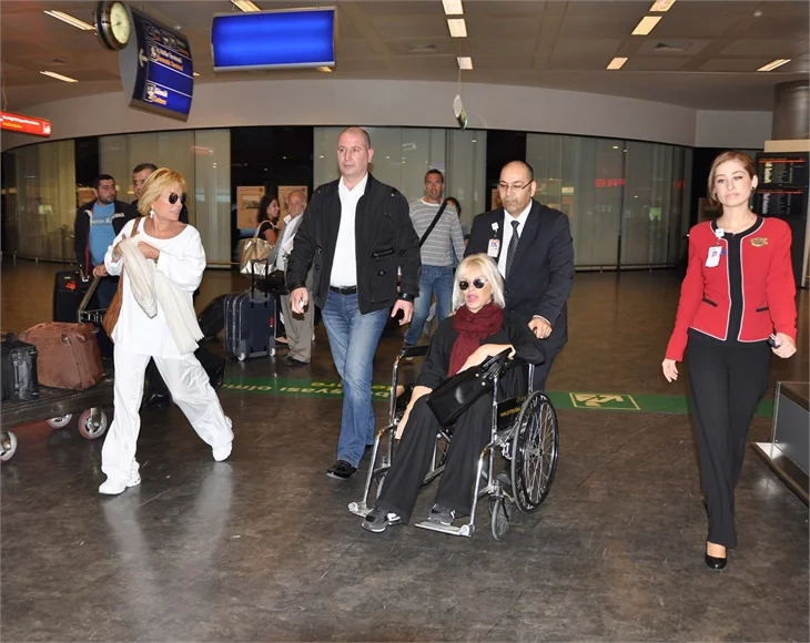 Ajda Pekkan, ABD'den tekerlekli sandalye ile döndü