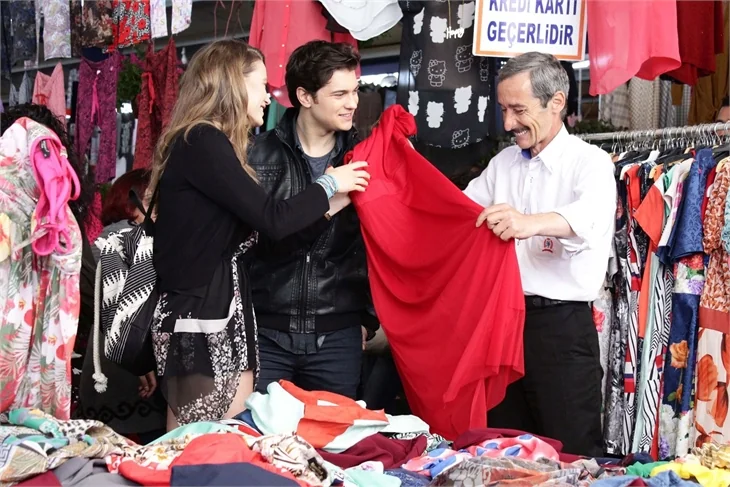 Çağatay ve Serenay semt pazarında!