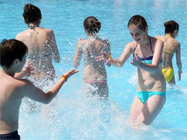 Antalya'da havuz sezonu açıldı!