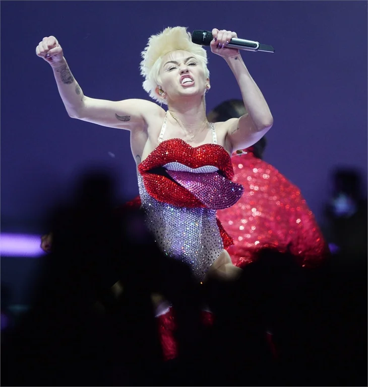 Miley Cyrus, Londra'da rahat durmadı!