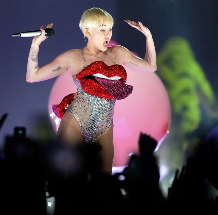 Miley Cyrus, Londra'da rahat durmadı!