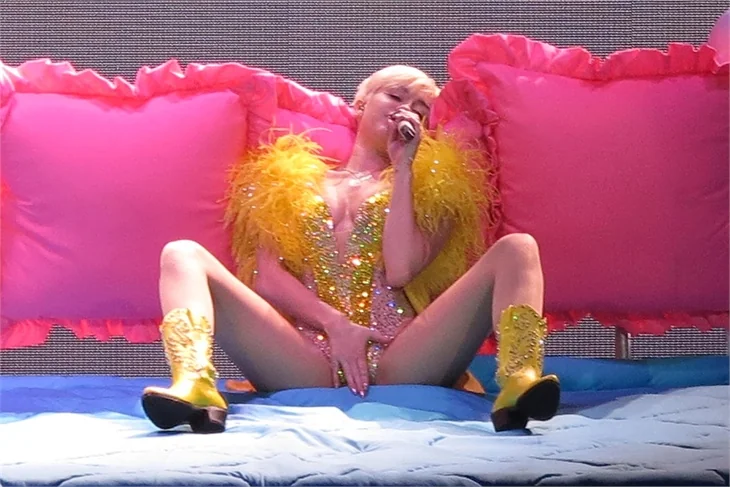 Miley Cyrus, Londra'da rahat durmadı!