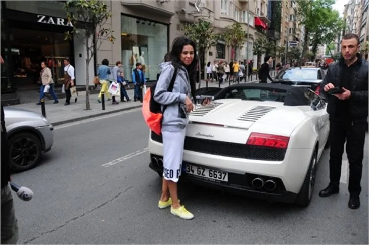 Asena Erkin'in ikici el yeni arabası!