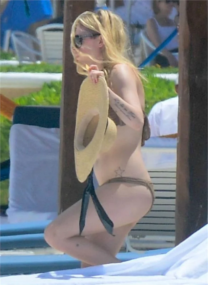 Avril Lavigne fena yakalandı!