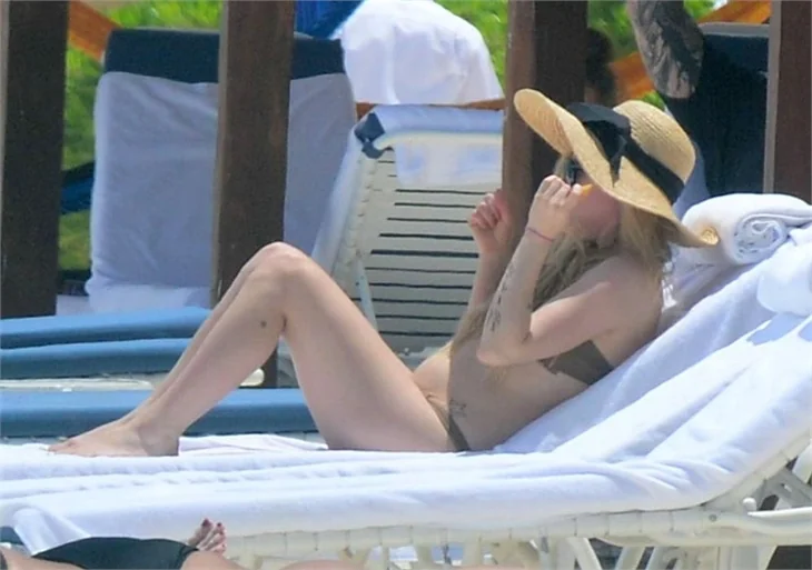 Avril Lavigne fena yakalandı!