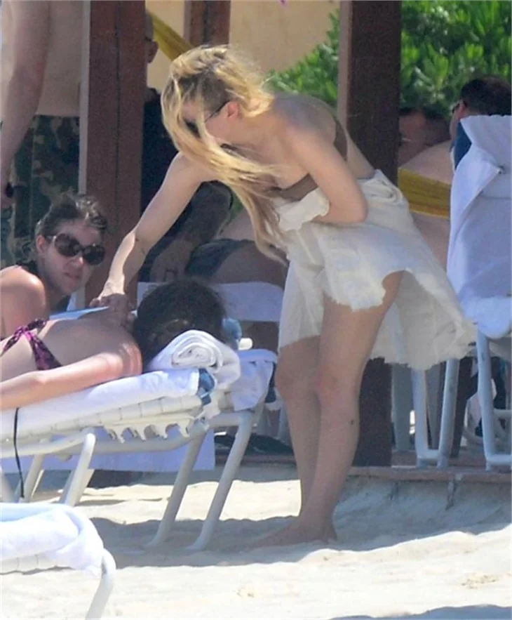 Avril Lavigne fena yakalandı!