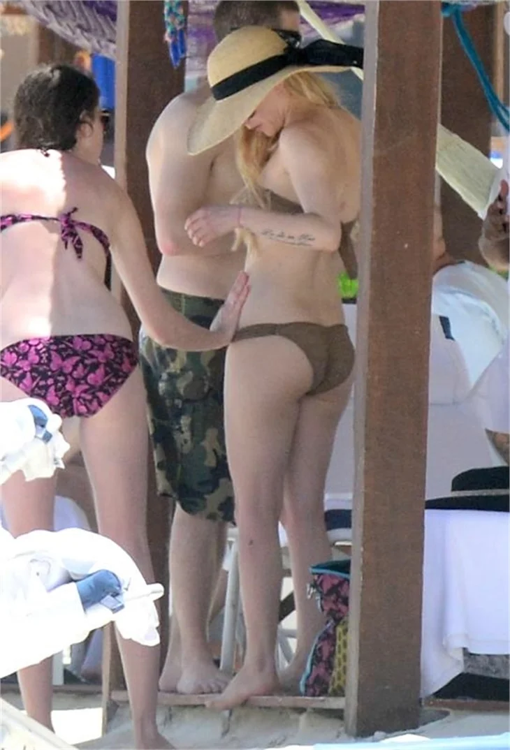 Avril Lavigne fena yakalandı!