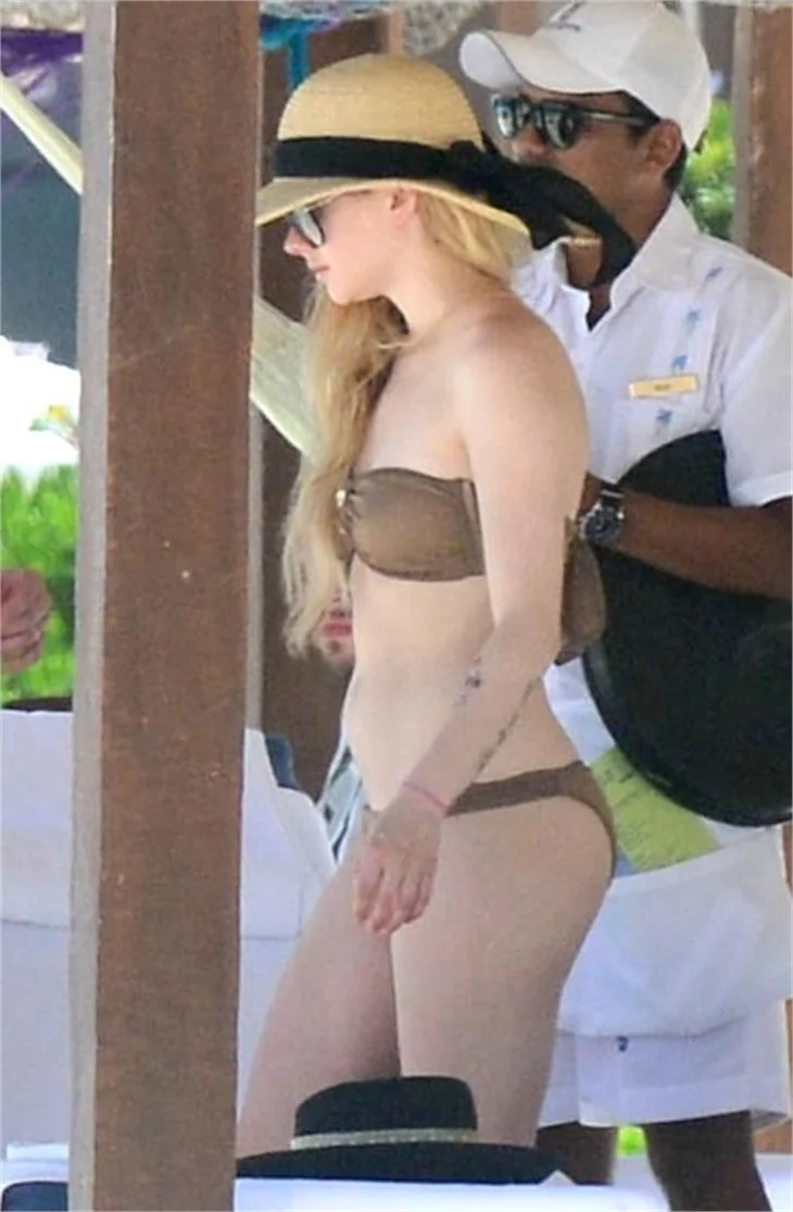 Avril Lavigne fena yakalandı!