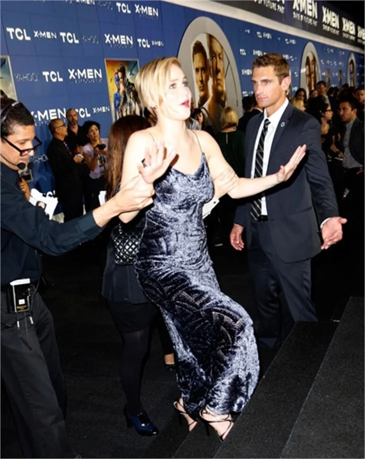 Jennifer Lawrence'dan "yerim sizi" pozu