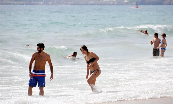 Güneşli havada dalga ve rüzgar sürprizi!