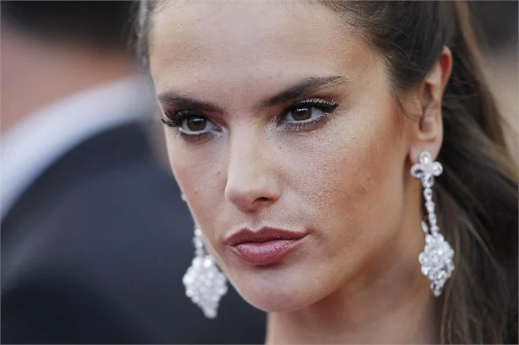 Cannes açık hava defilesi gibi!