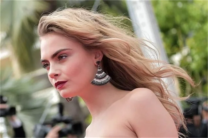 Cannes açık hava defilesi gibi!