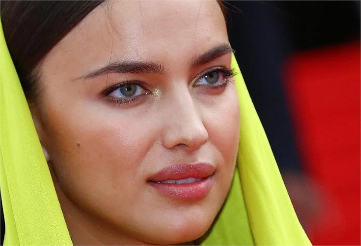 Cannes açık hava defilesi gibi!