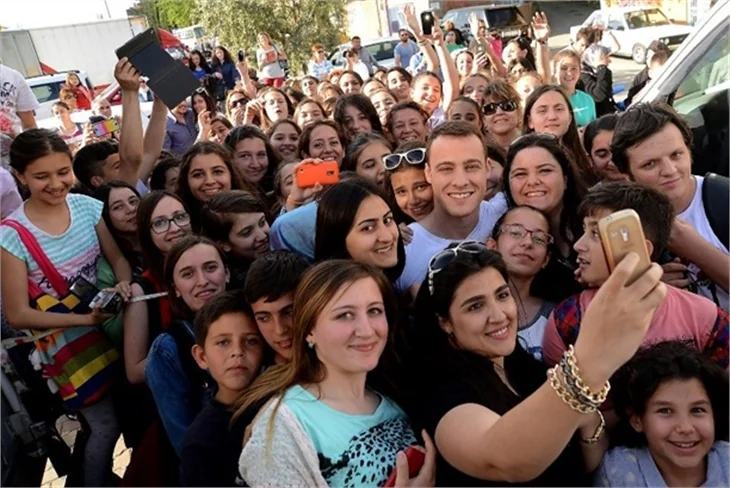 Kerem Bürsin ve Hande Doğandemir hayranlarıyla...