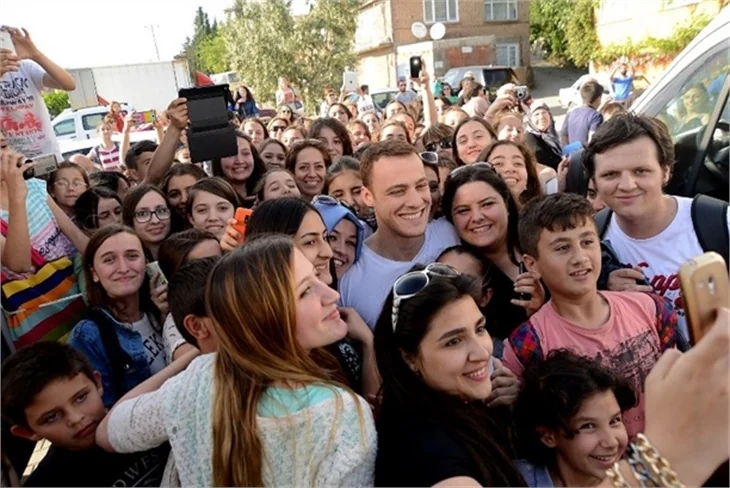 Kerem Bürsin ve Hande Doğandemir hayranlarıyla...