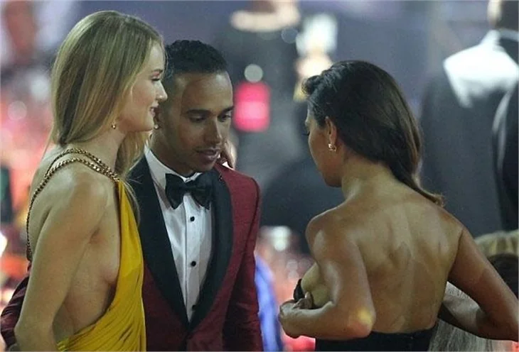 Lewis Hamelton dekolteyi görünce dondu kaldı!