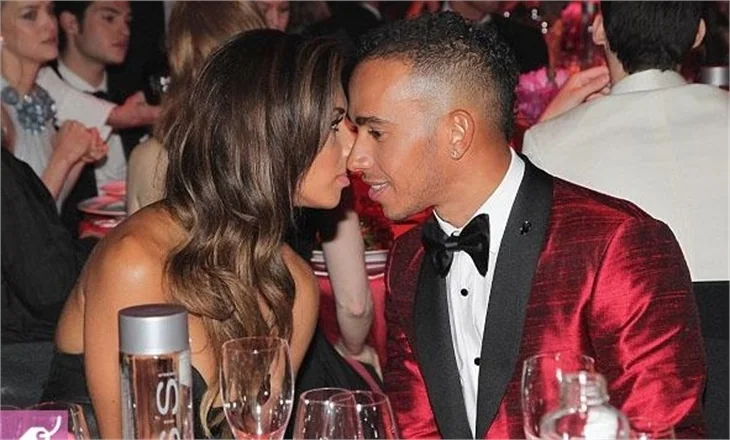 Lewis Hamelton dekolteyi görünce dondu kaldı!