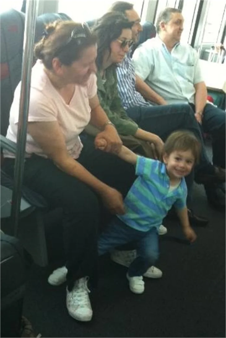 Ahu Yağtu ve Kemal bebek otobüste!
