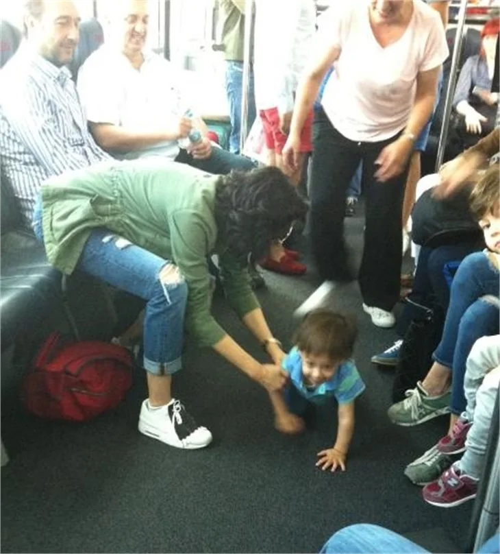 Ahu Yağtu ve Kemal bebek otobüste!