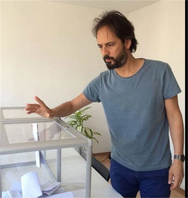 Oyuncular sandık başında
