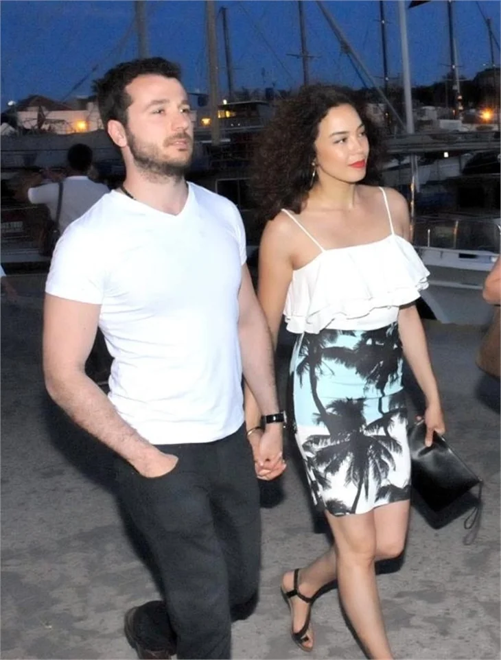 Azra Akın, sevgilisiyle el ele..