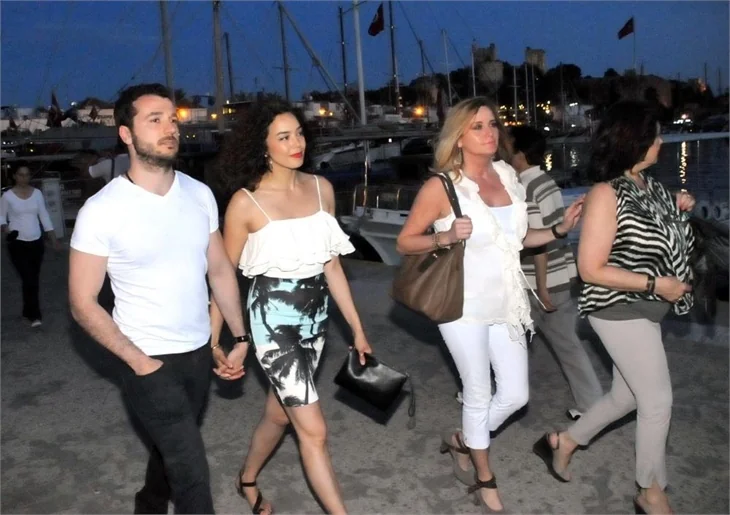 Azra Akın, sevgilisiyle el ele..